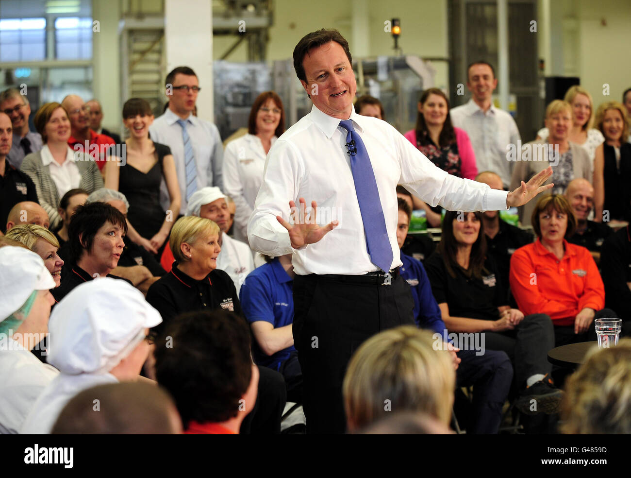 Premierminister David Cameron spricht während einer Fragestunde mit direkten Fragen und Antworten des Premierministers bei Tee- und Kaffeehändlern, Taylors of Harrogate in North Yorkshire. Stockfoto