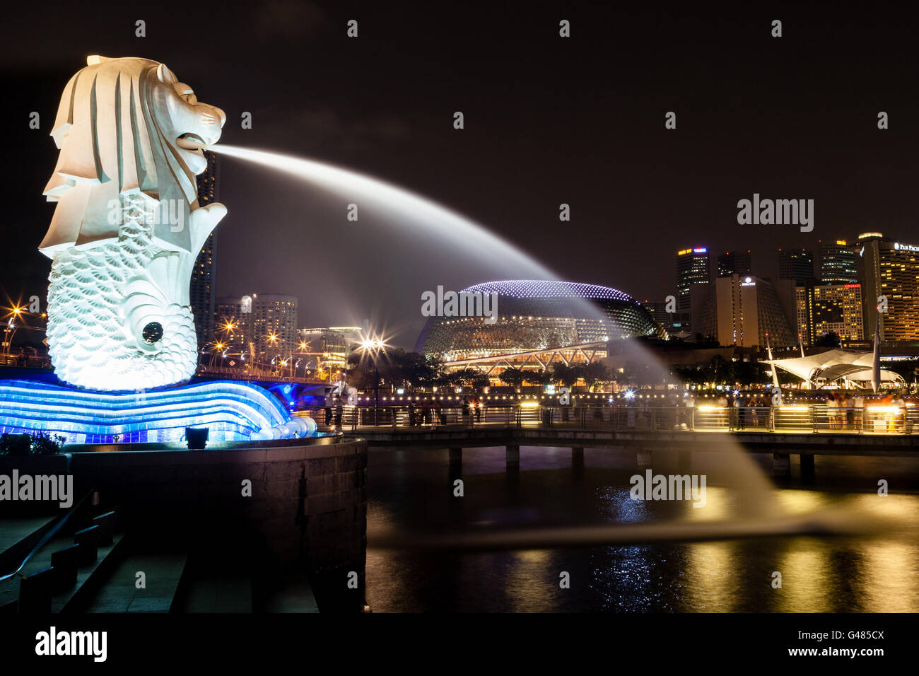 Singapur - 3.Oktober: Nacht Besucher strömen in Singapur Merlion Park an der Marina Bay am 3. Oktober 2012. Stockfoto