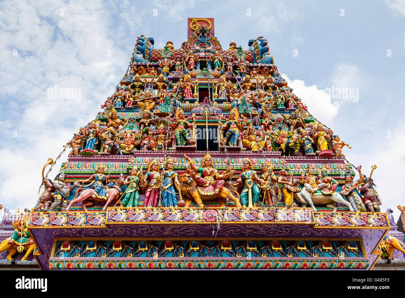 Aufwendigen hinduistische Kunst und Gottheit Schnitzereien an der Fassade des Sri Veeramakaliamman Tempel in Little India, Singapur. Stockfoto