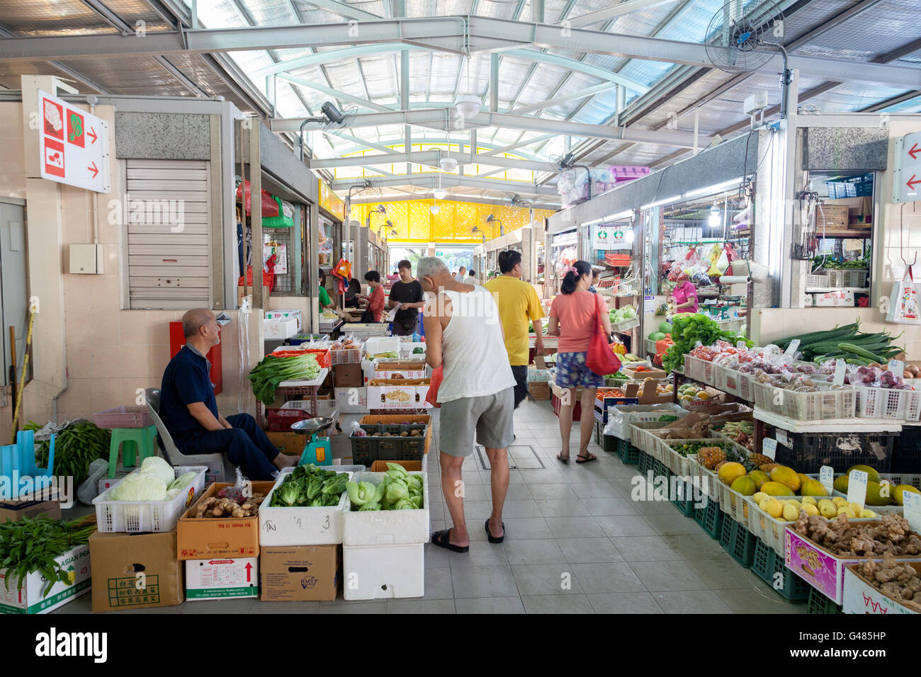 Singapur, Singapur - 11. Dezember 2014: Anwohner Einkaufen für Obst und Gemüse auf einem nassen Markt in Singapur. Stockfoto