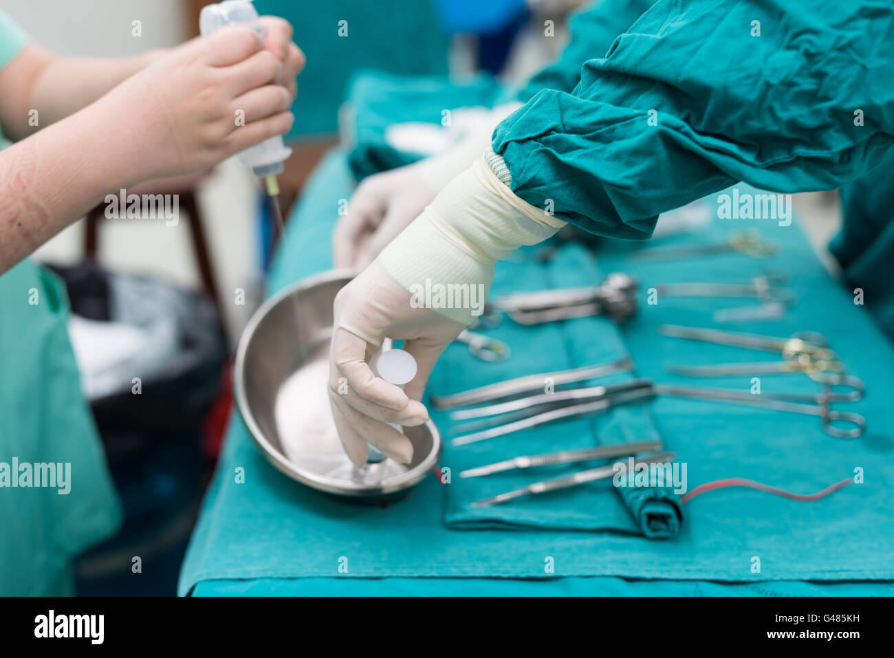 Scrub Krankenschwester medizinische Instrumente für den Betrieb vorbereiten Stockfoto