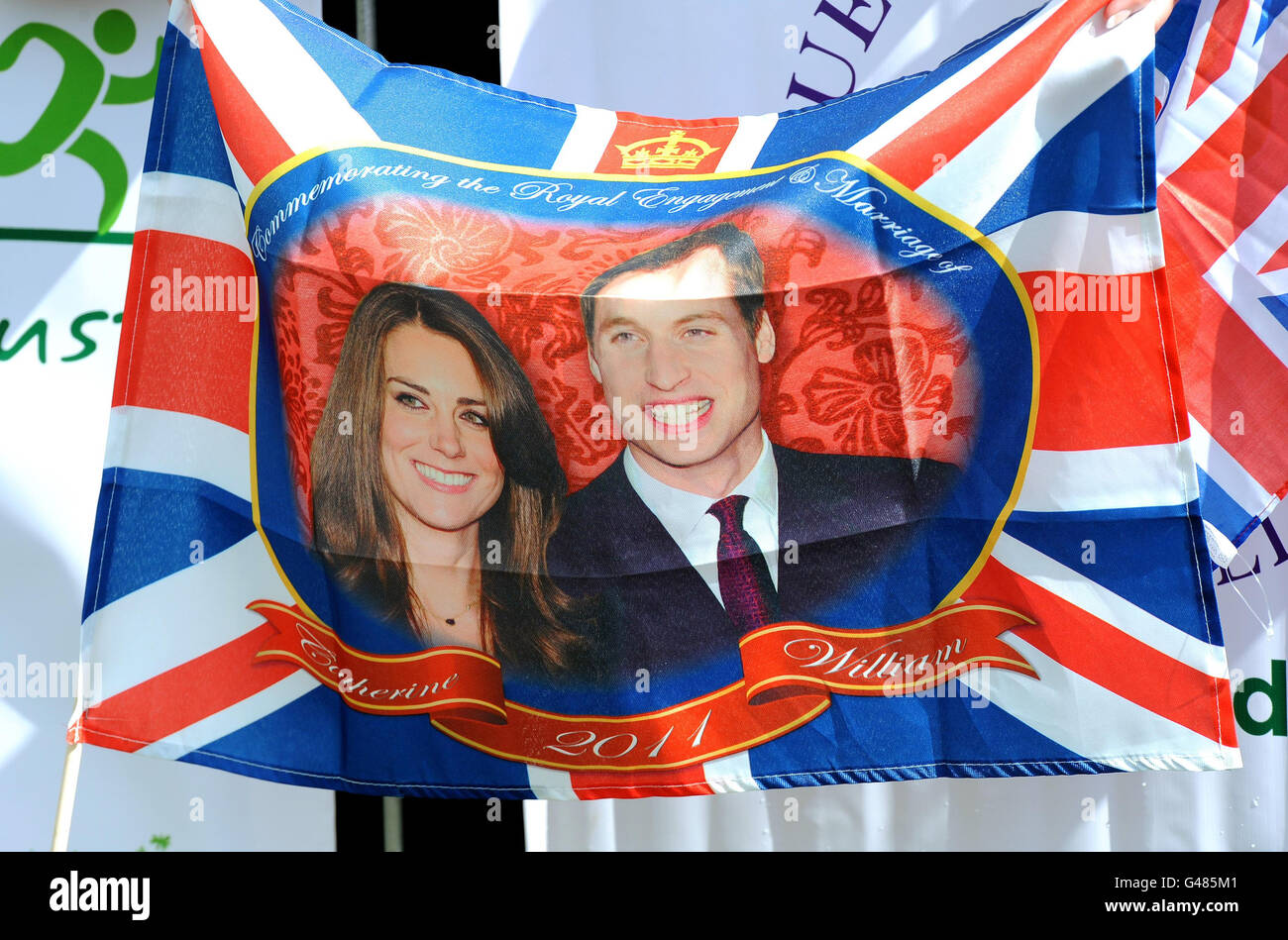 Eine Flagge mit Prinz William und Kate Middleton im Witton Country Park in Blackburn, Lancashire, wo das Paar ihre letzte gemeinsame offizielle Verlobung vor ihrer Hochzeit durchgeführt hat. Stockfoto