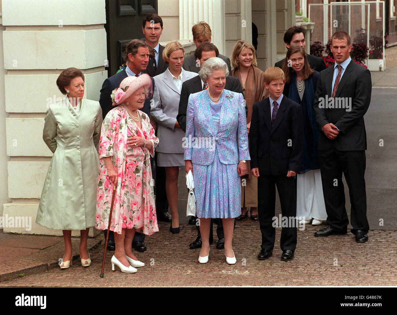 Die Queen Mother (2. Links) feiert heute (Montag) ihren 97. Geburtstag mit Mitgliedern der königlichen Familie im Clarence House. (l/R vorne) Prinzessin Margaret, Königin Mutter, die Königin, Prinz Harry. (l/R Mitte) Prince of Wales, Zara Phillips, Viscount Linley, Lady Helen Chatto (dunkles Haar) und Peter Phillips. (l/r zurück) Tim Laurence, Prinz William, Viscountess Linley (blond) und Daniel Chatto. Foto von Stefan Rousseau. Stockfoto