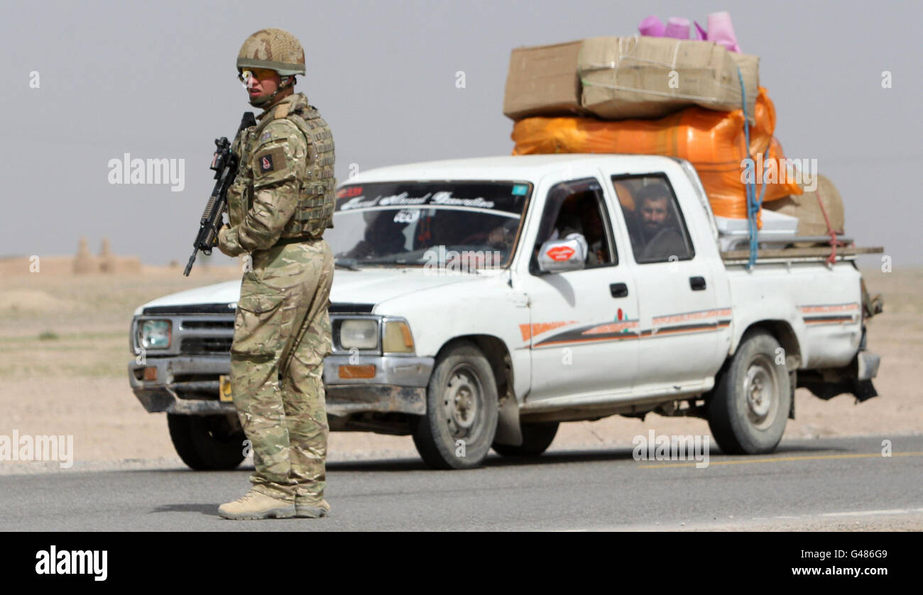 Truppen von B Company 3 Mercian und Afghan National Civilian Order Police führen einen Fahrzeugkontrollpunkt auf dem Highway 1 in der Nähe von Durai Junction durch, der Kreuzung zwischen Sangin, Lashkar Gah, Kandahar und Camp Bastion, und hat eines der höchsten Risiken von Selbstmordattentätern in der Provinz Helmand, Afghanistan. Stockfoto