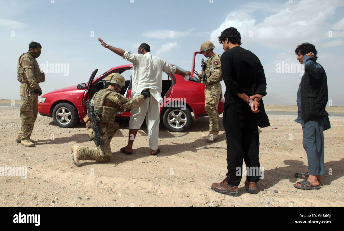 Truppen von B Company 3 Mercian und Afghan National Civilian Order Police führen einen Fahrzeugkontrollpunkt auf dem Highway 1 in der Nähe von Durai Junction durch, der Kreuzung zwischen Sangin, Lashkar Gah, Kandahar und Camp Bastion, und hat eines der höchsten Risiken von Selbstmordattentätern in der Provinz Helmand, Afghanistan. Stockfoto