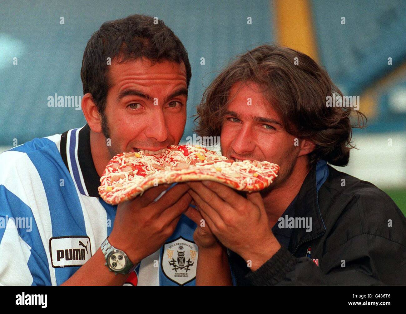 Paolo Di Canio (links) und sein neuer Teamkollege Benito Carbone posieren heute (Mittwoch) während einer Fotocolalle in Hillsborough für die Medien, nachdem Di Canio am Mittwoch Sheffield in einem 4,5 Millionen Deal beigetreten war, bei dem der Niederländer Regi Blinker zu Celtic wechselte. Foto von Paul Barker/PA. Siehe PA Geschichte FUSSBALL Celtic Stockfoto