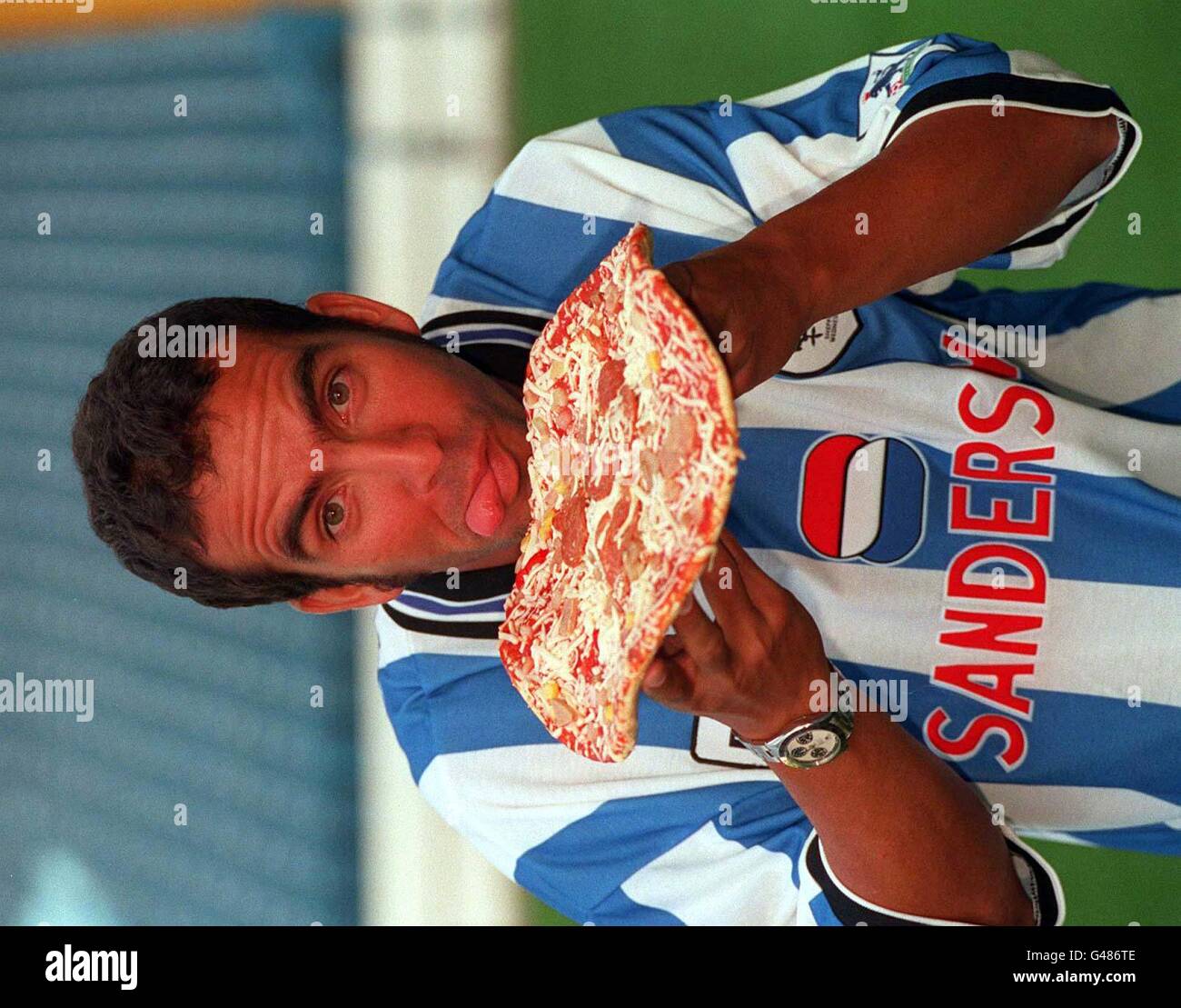 Paolo Di Canio posiert heute (Mittwoch) während einer Fotocolalle in Hillsborough für die Medien, nachdem er am Mittwoch Sheffield in einem 4,5 Millionen-Deal beigetreten war, bei dem der Niederländer Regi Blinker zu Celtic wechselte. Foto von Paul Barker/PA. Siehe PA Geschichte FUSSBALL Celtic Stockfoto