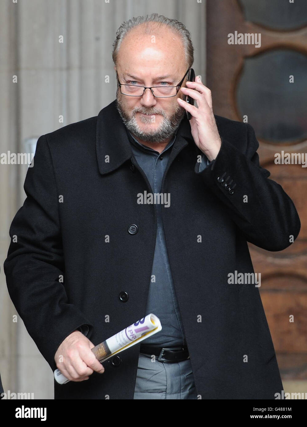 Der ehemalige Abgeordnete George Galloway trifft am High Court in London ein, wo der Telefonhacking-Prozess von News of the World für Entscheidungen über das weitere Vorgehen des Falles zurückkehrt. Stockfoto