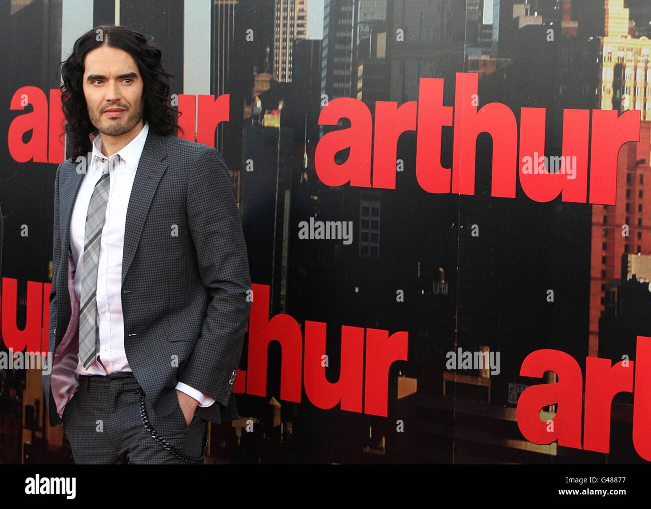 Russell Brand kommt zur britischen Premiere von Arthur im Cineworld O2, in der O2 Arena, SE10. Stockfoto