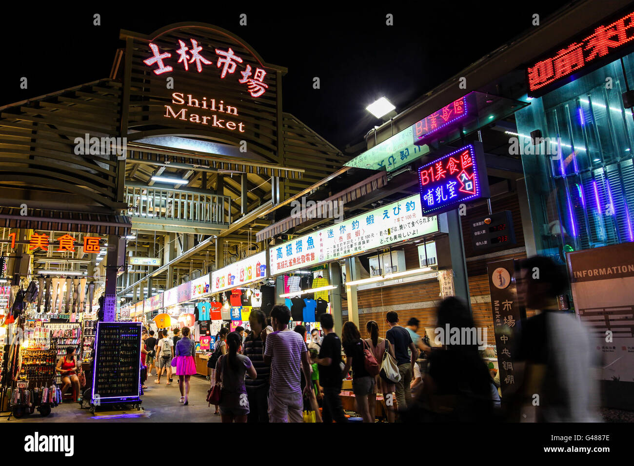 Menschenmassen strömen in die berühmten Shilin Night Market in der Shilin District von Taipeh. Stockfoto