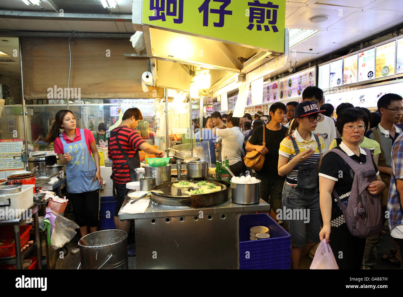 Taipeh, TAIWAN - 14 Juli: Hungrige Massen strömen in der Shilin Night Market Foodcourt in der Shilin District von Taipeh. Stockfoto