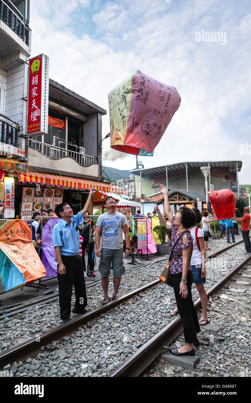 Shifen, Taiwan - 15. Juli 2013: Touristen Freigabe eine dekorierte Himmelslaterne in Shifen, eine lokale Tradition. Stockfoto