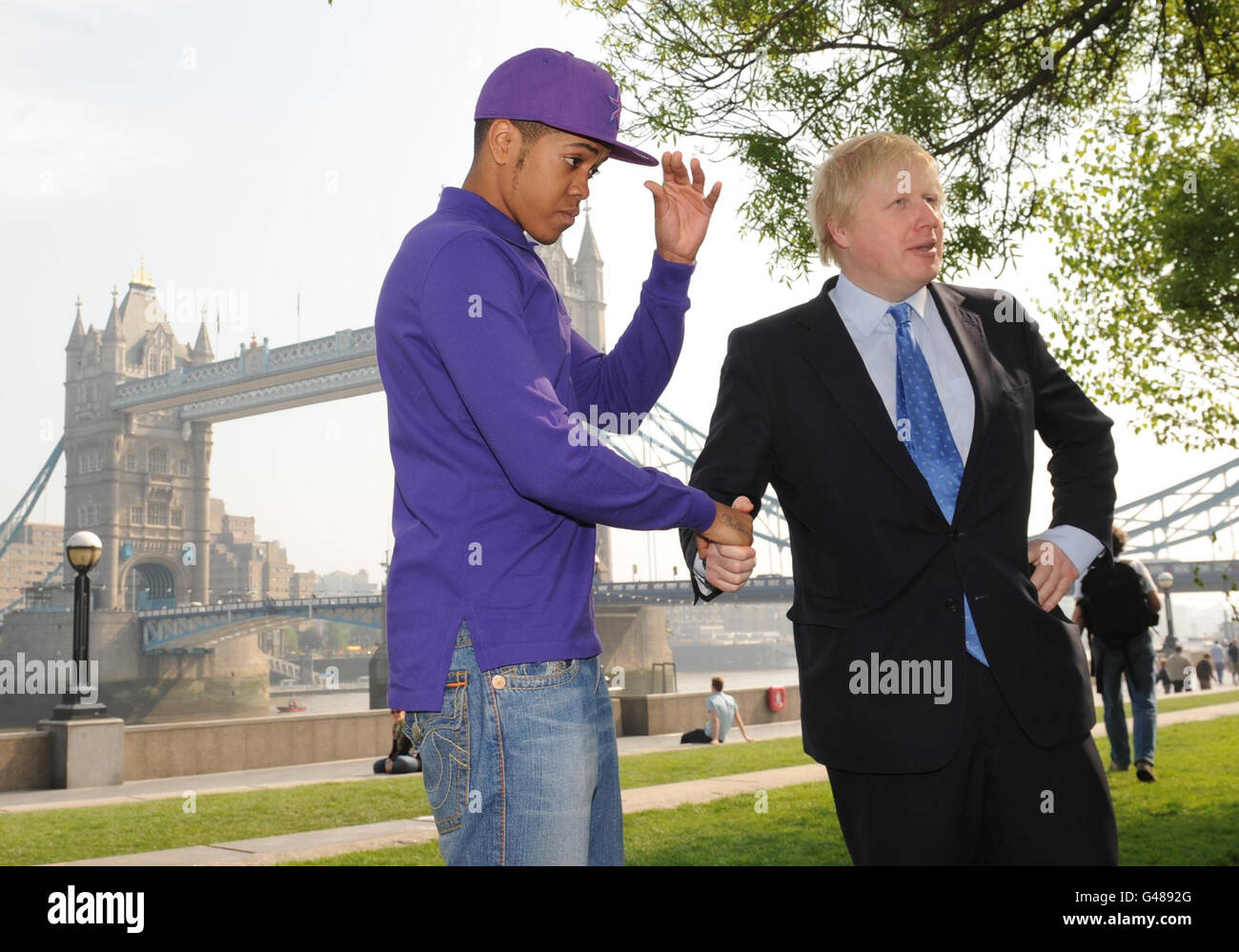 Der Londoner Bürgermeister Boris Johnson (rechts) trifft den preisgekrönten Rapper Chipmunk im Londoner City Hall, wo er bei Access All Areas sprach, einem Musikseminar für junge Menschen, das im Rahmen der Veranstaltung Mayor's Rhythm of London organisiert wurde. Stockfoto