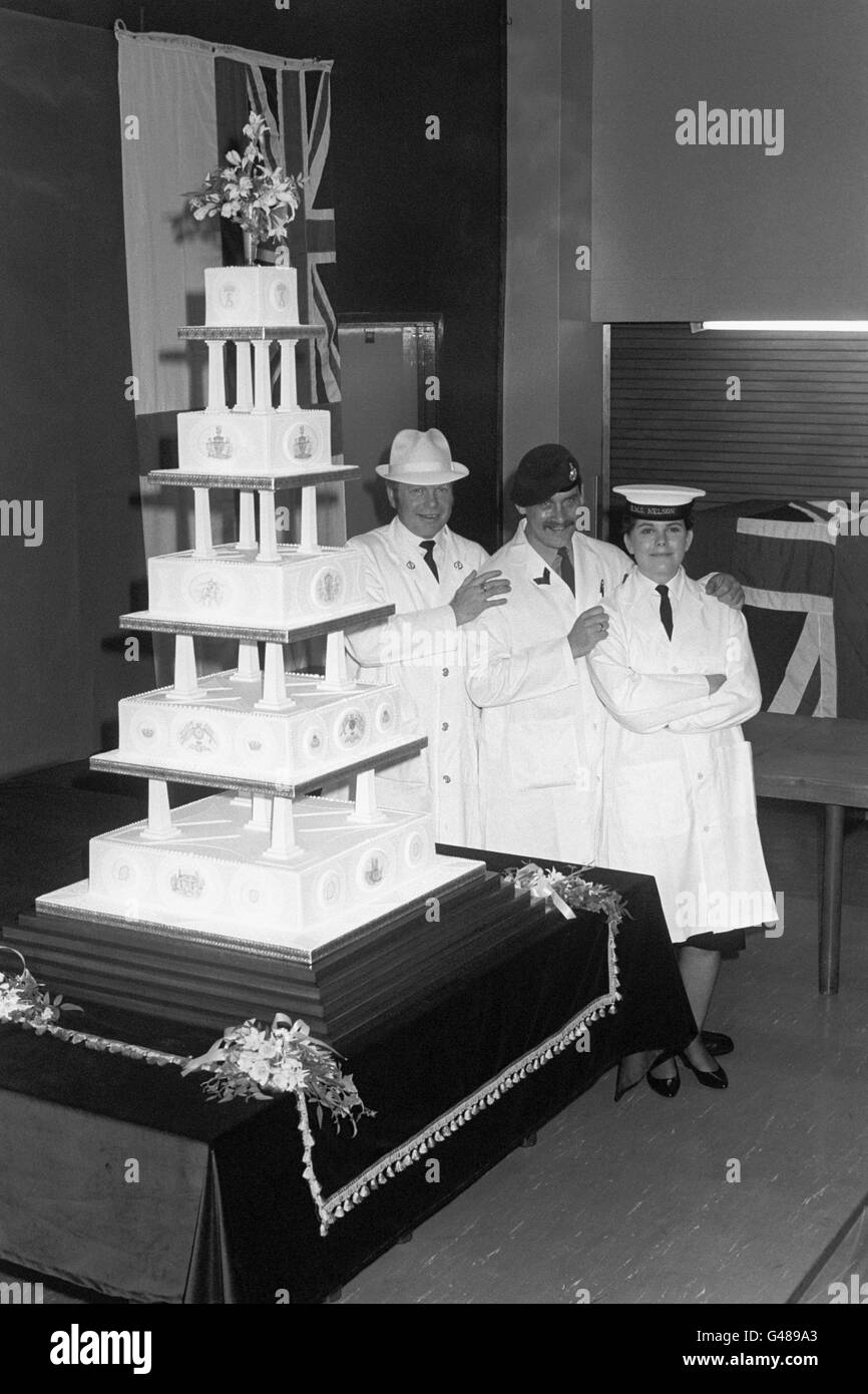 Marine Sgt Alan Starling flankiert von Wren Steward Mandy Platt und Naval Chief Petty Officer Trevor Spicer , die neben einem der beiden identischen Royal Wedding Cakes in der Royal Naval Cookery School, HMS Raleigh, in Torpoint stehen. Zwei Kuchen wurden im Falle einer Katastrophe während des Transports zum Buckingham Palace gemacht. Stockfoto