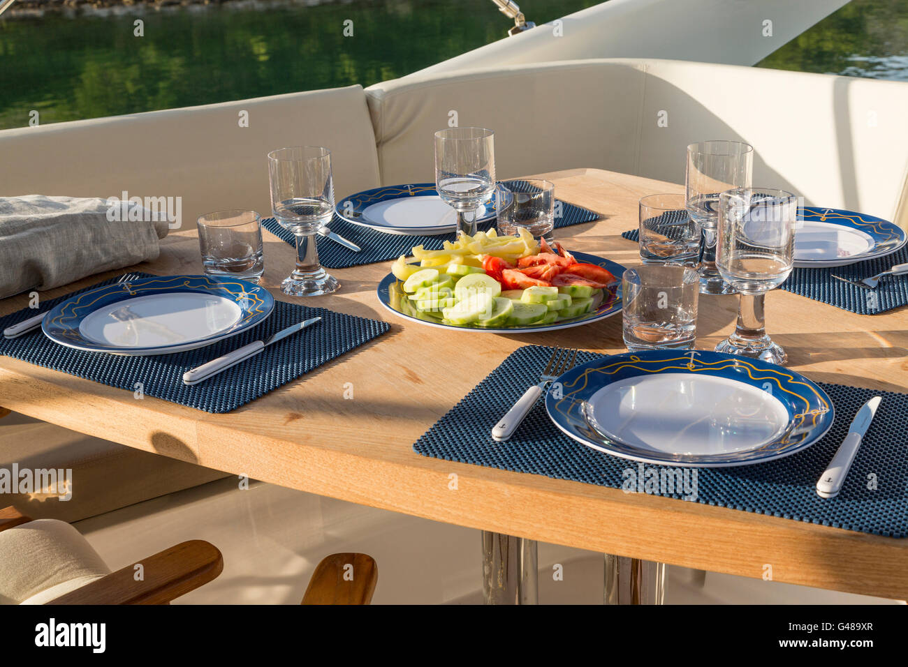 Frühstück auf der Jacht, Esstisch auf dem Oberdeck im Luxus-Yacht. Stockfoto