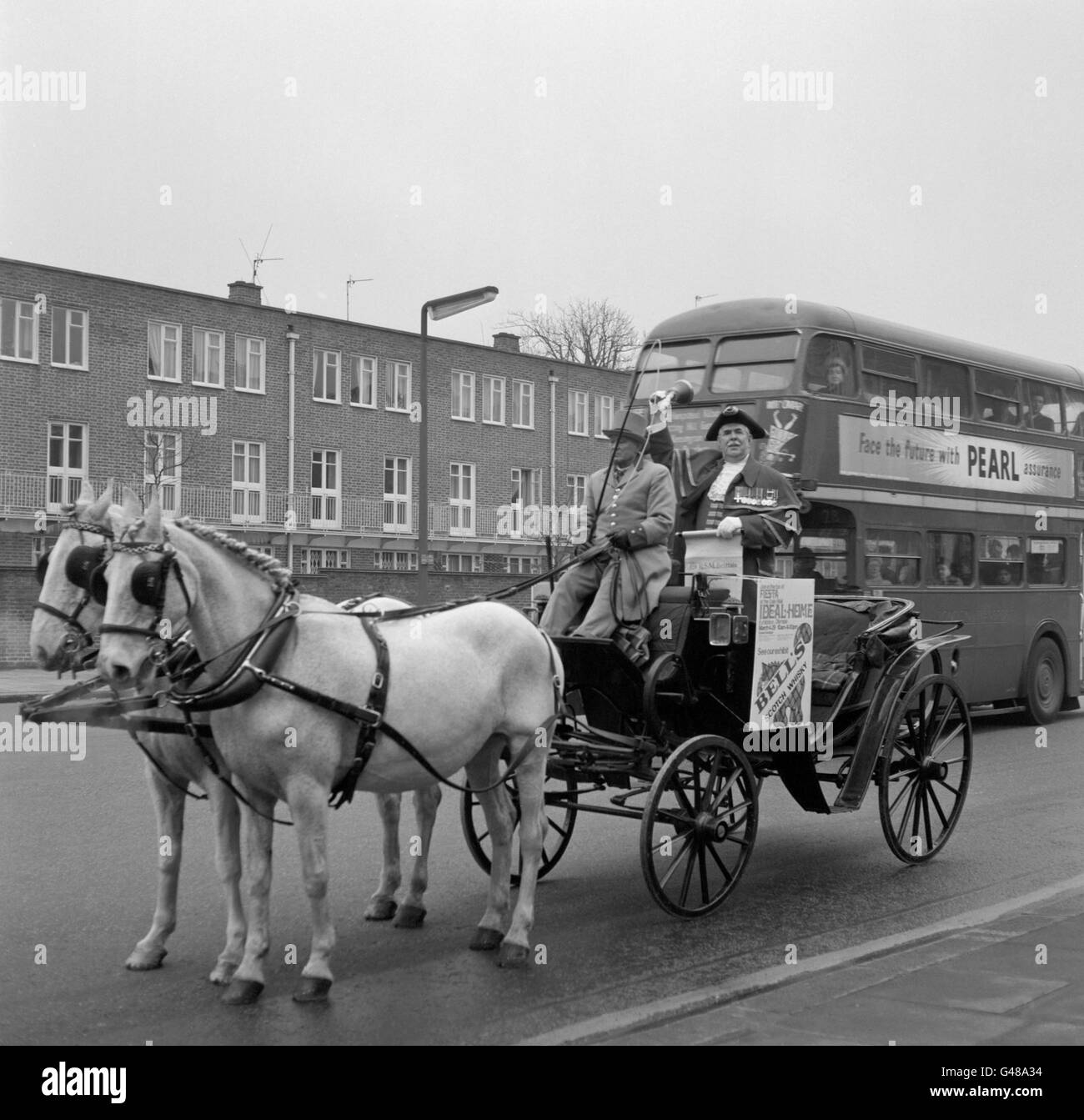 Ex-Regimental Sergeant-Major Ronald Brittain, der Bell's Scotch Whisky klingelt, als er sich in einem offenen landau durch London nach Olympia macht. Er wird als Bellringer für den Stand der Whisky-Firma auf der Ideal Home Exhibition tätig sein. Stockfoto