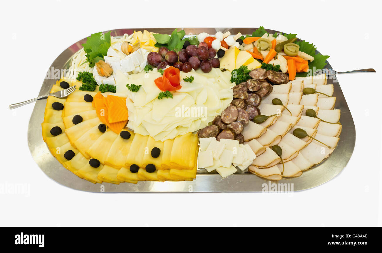Kalte Platte mit Schinken, Käse, Oliven, Wurst, frisches Obst und Gemüse. Stockfoto