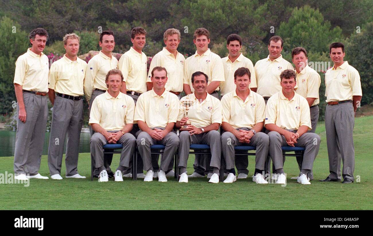 European Ryder Cup Team: (Vorne l/r) Bernhard langer; Thomas Bjorn; Kapitän Severiano Ballesteros; Nick Faldo und Darren Clarke. (Hintere Reihe l/r) per-Ulrik Johansson; Ignacio Garrido; Jesper Parnevik; Colin Montgomerie; Lee Westwood; Jose Maria Olazabal; Costantino Rocca und Ian Woosnam, die später in dieser Woche im spanischen Valdarrama Golf Club die USA spielen. (Ballesteros Assistent Miguel Angel Jiminex extrem links hinten) und Miguel Angel Martin (extrem rechts hinten). Foto von Barry Batchelor/PA Stockfoto