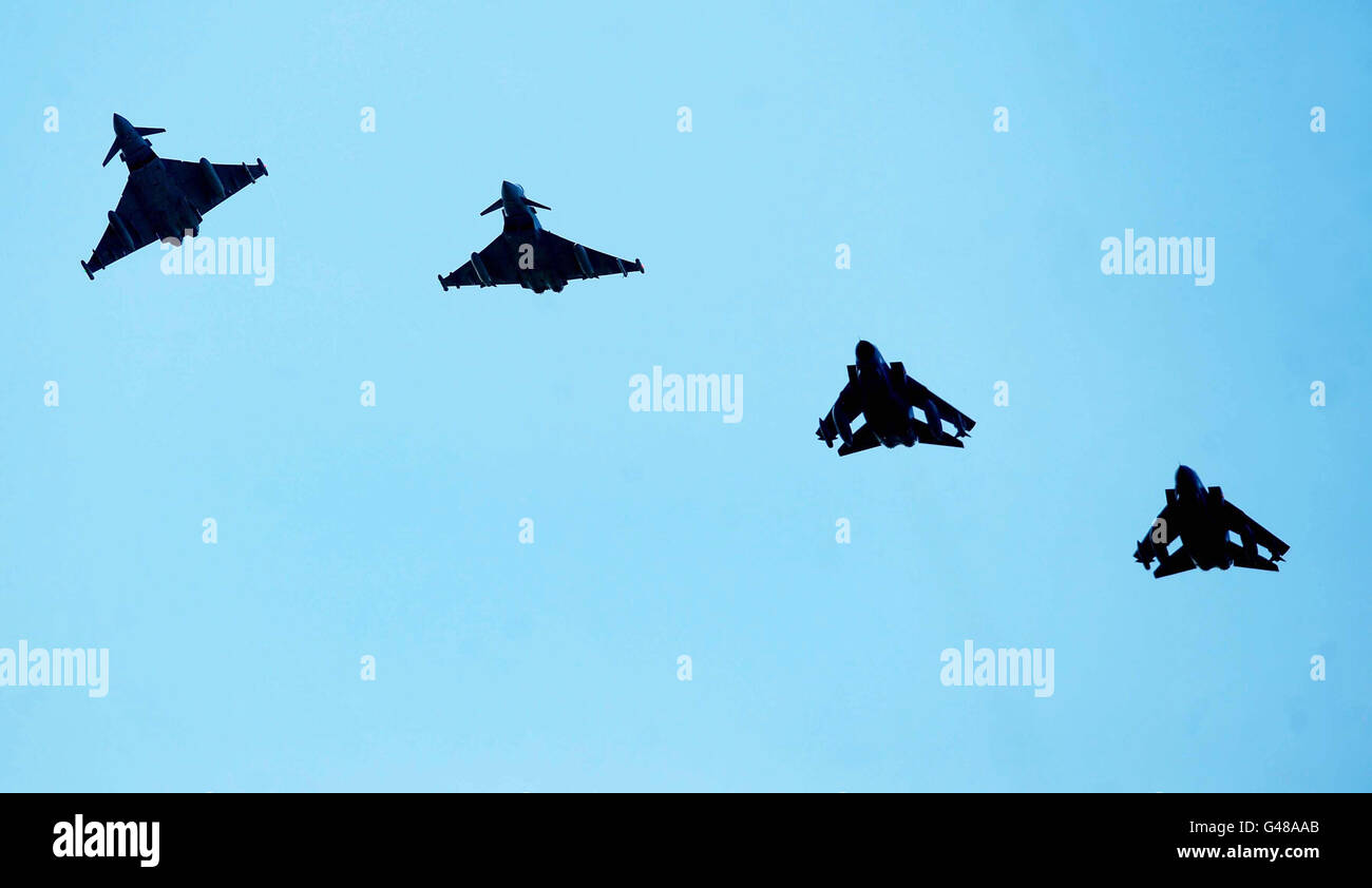 Zwei Typhoon-Flugzeuge (links) und zwei Tornado-Flugzeuge mit ihren Flügeln wurden zurückgefegt, während einer Flugprobe vor der königlichen Hochzeit im RAF Coningsby, Lincoln. Stockfoto