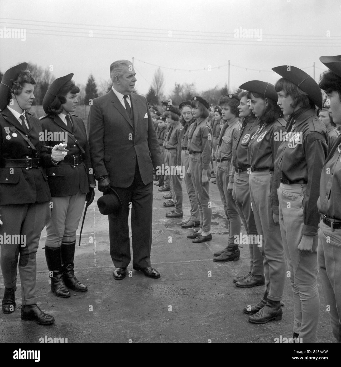 Ex-Coldstream-Wachen Regimentsfeldwebel Major Ronald Brittain, wegen seiner Paradekommandos als „The Voice“ bekannt, bei seiner ersten Inspektion von Mitgliedern der Pferdehüter der Commonwealth Association als Chief Marshal. Stockfoto