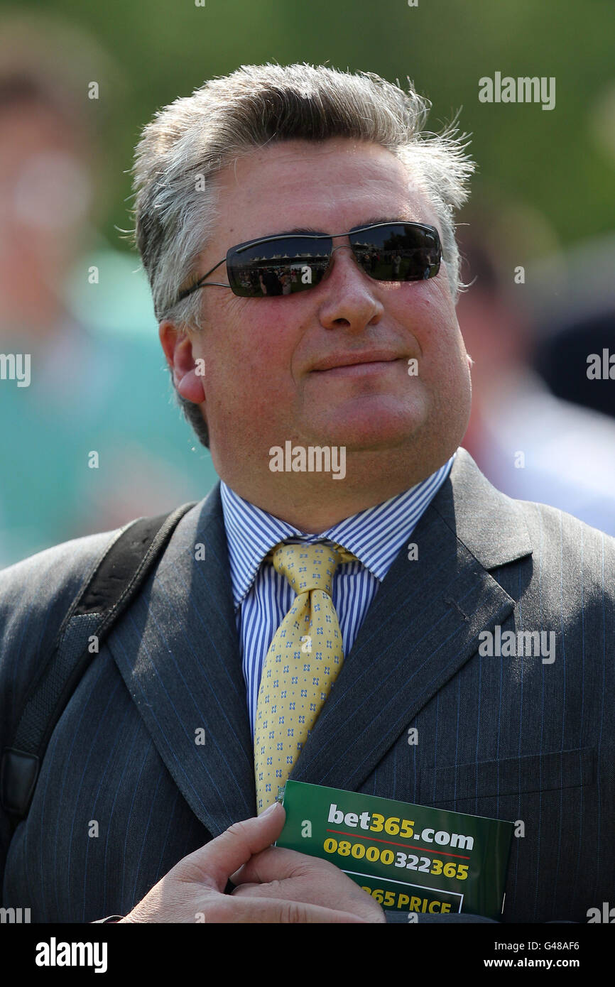 Pferderennen - bet365 Gold Cup Easter Festival - Sandown Park. Trainer Paul Nicholls Stockfoto