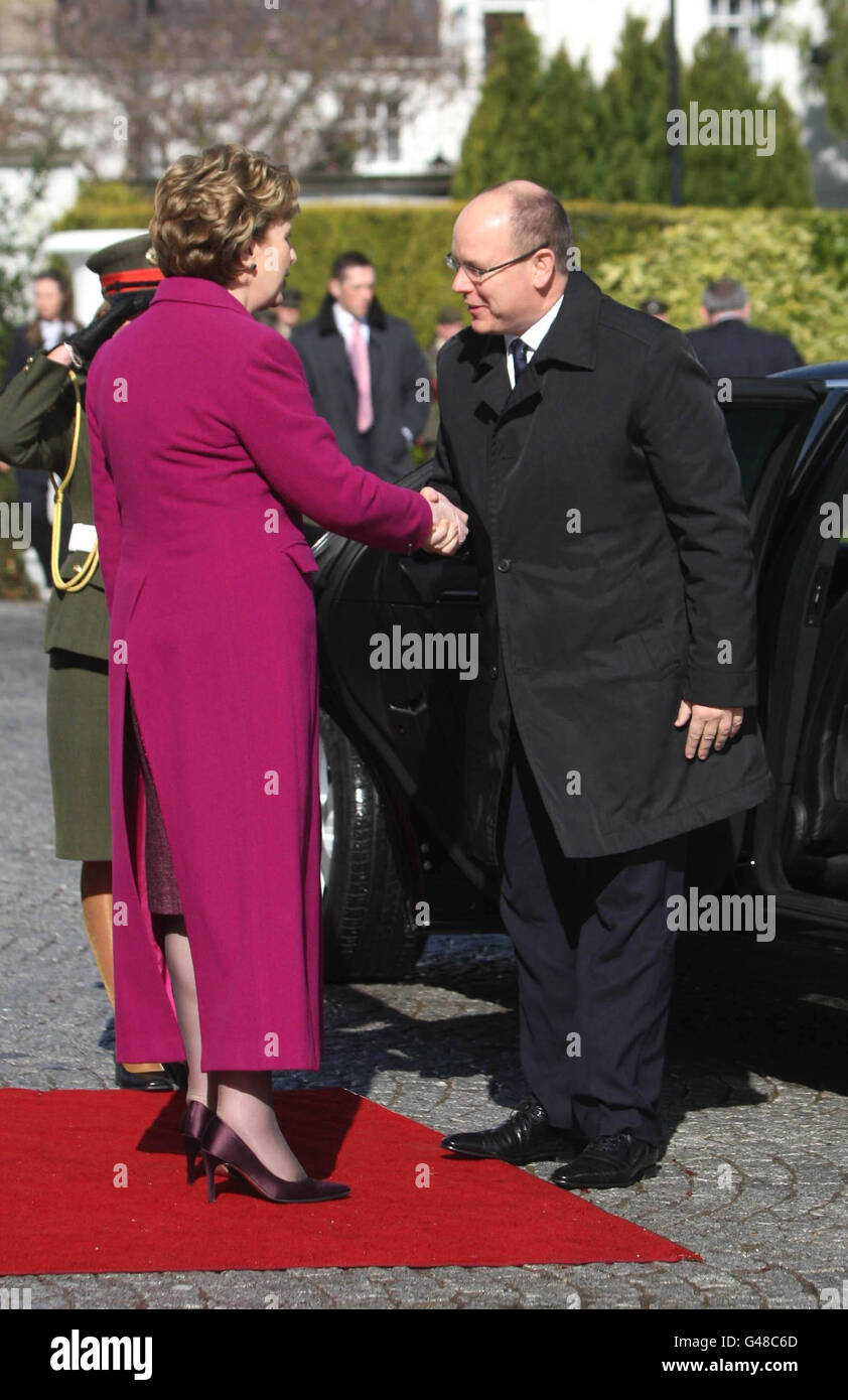 Prinz Albert II. Von Monaco wird von der irischen Präsidentin Mary McAleese in Aras an Uachtarain begrüßt, als er einen Staatsbesuch in Irland beginnt. Stockfoto