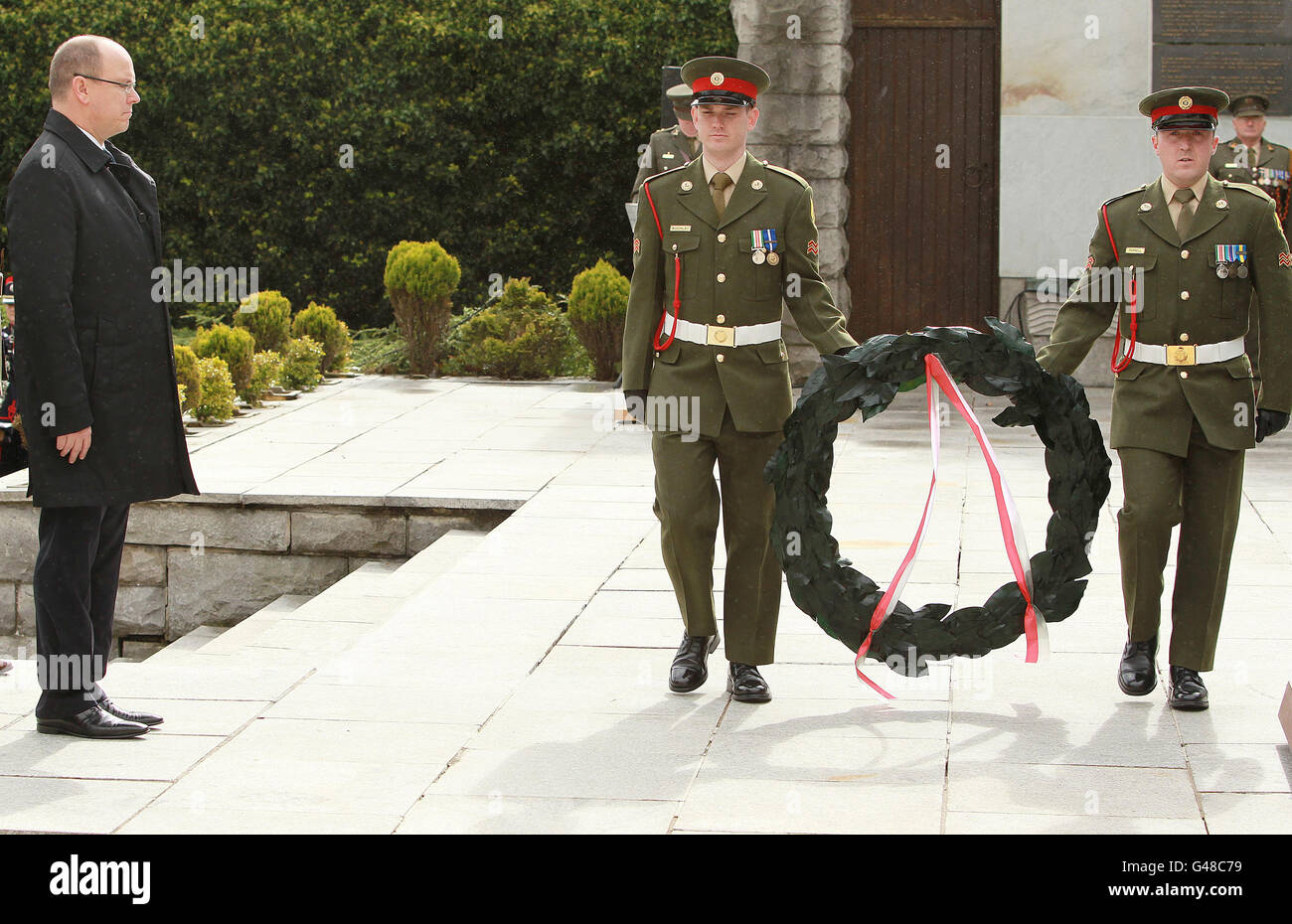 Prinz Albert II. Von Monaco (links) sieht heute im Garten des Gedenkens in Dublin einen Kranz im Gedenkgarten legen, um all jene zu ehren, die ihr Leben im Kampf für die irische Freiheit hingegeben haben. Stockfoto