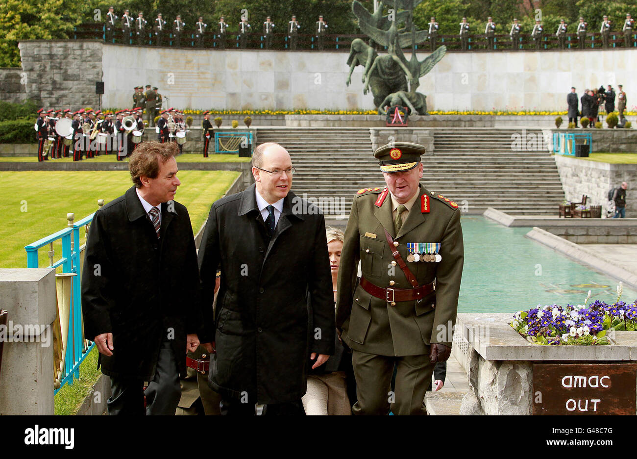 Prinz Albert II. Von Monaco (Mitte) im Bild mit Verteidigungsminister Alan Shatter (links) und Generalstabschef der Streitkräfte, Generalleutnant Sean McCann (rechts), heute im Rahmen eines Staatsbesuchs in Irland im Garten des Gedenkens in Dublin. Stockfoto