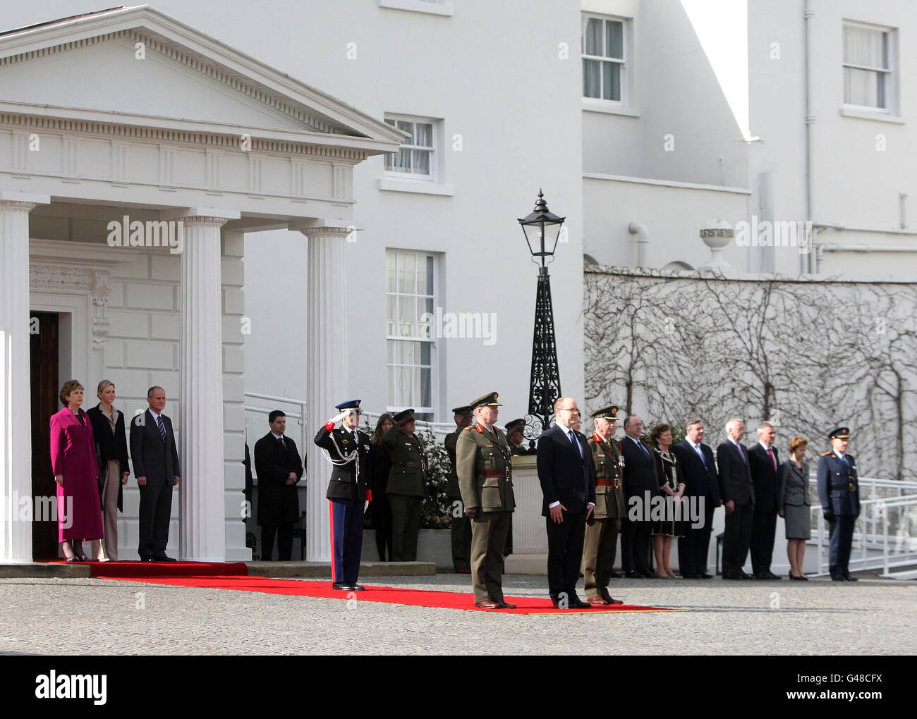 Prinz Albert von Monaco II. Und seine Verlobte Charlene Wittstock beginnen einen zweitägigen Staatsbesuch mit einem Treffen mit Präsident Mary McAleese in Aras an Uachtarain. Stockfoto