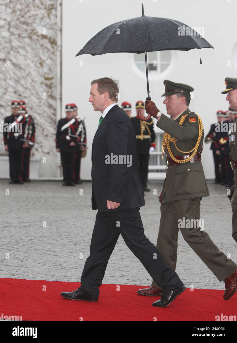 Taoiseach Enda Kenny kommt in Aras an Uachtarain in Dublin an, bevor Prinz Albert von Monaco II. Und seine Verlobte Charlene Wittstock einen zweitägigen Staatsbesuch mit einem Treffen mit Präsident Mary McAleese beginnen. Stockfoto