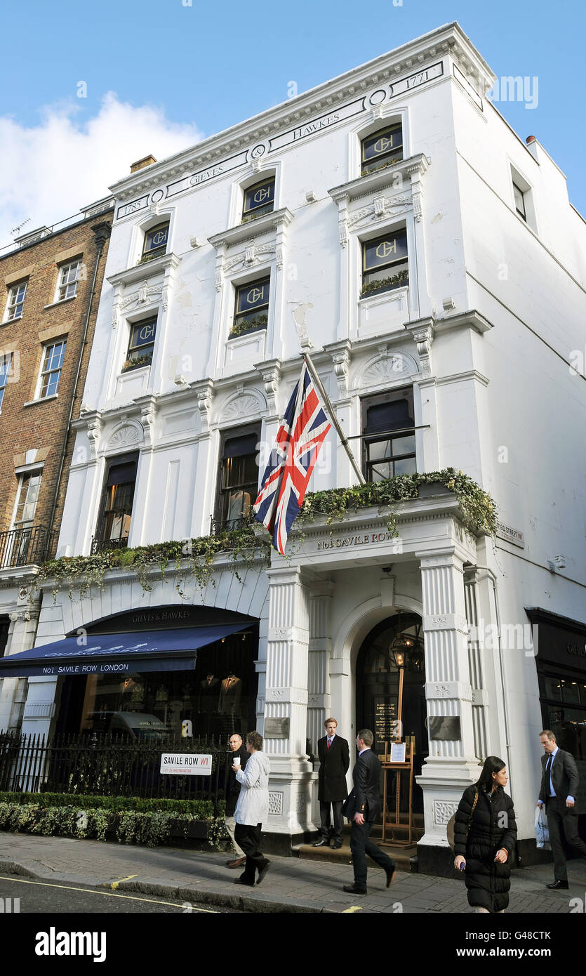 Ein allgemeiner Überblick über das hochwertige Herrenausstattergeschäft von Gieves & Hawkes in Saville Row im Zentrum von London, das 1771 gegründet wurde und von der britischen Familie regelmäßig genutzt wird. Stockfoto