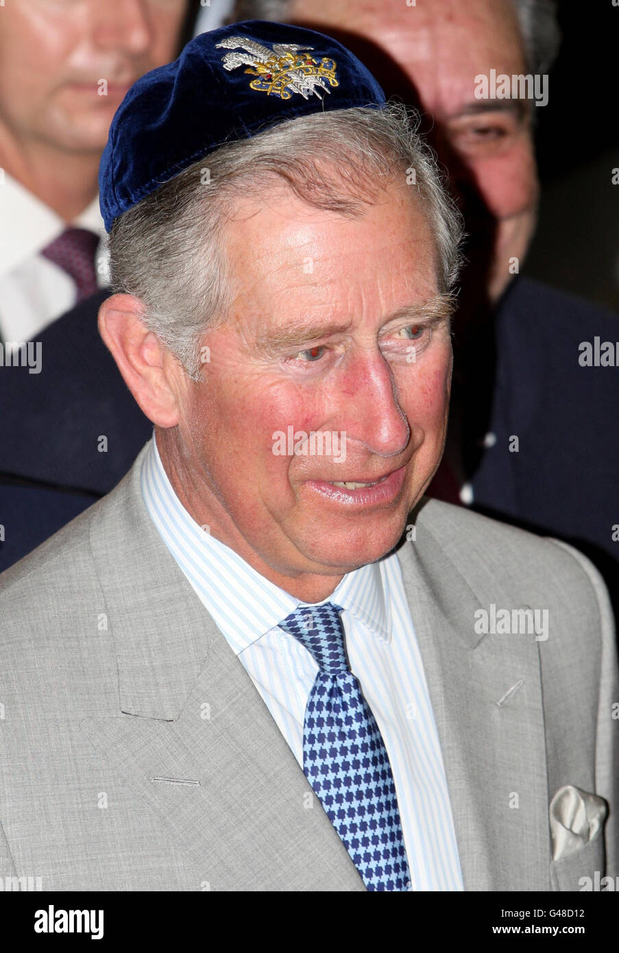 Der Prinz von Wales, trägt eine Schädelkappe während eines Besuchs in der Danan Synagoge in Fez, Marokko. Stockfoto