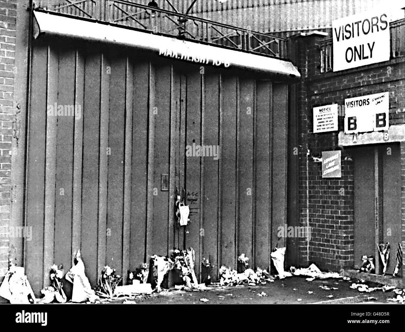 Bibliotheksdatei 231669-48, gespeichert 17.4.89. Am Morgen nach sechsundneunzig Liverpool-Fans starben sie an den Verletzungen, die sie bei der tödlichen Niederschlagung erlitten hatten, als die Fans für das Halbfinale des FA Cup in Sheffield am Mittwoch auf dem Boden der Arena in Sheffield eindrangen. Innenminister Jack Straw hat heute (Donnerstag) die Hoffnung geweckt, dass er eine neue Untersuchung der Hillsborough-Katastrophe einleitete, nachdem bestätigt wurde, dass er am Montag eine Erklärung des Unterhauses abgeben würde. Siehe PA Geschichte POLITIK Hillsborough. Foto von David Giles/PA **nur Schwarzweiß verfügbar.** Stockfoto