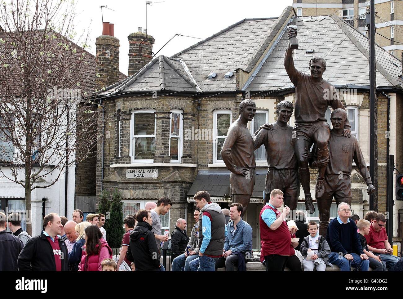 Allgemeine Ansicht der 'Champions' Statue befindet sich auf der Green Street nicht weit vom Upton Park. Hier halten Geoff Hurst, Martin Peters und Ray Wilson Bobby Moore hoch. Stockfoto