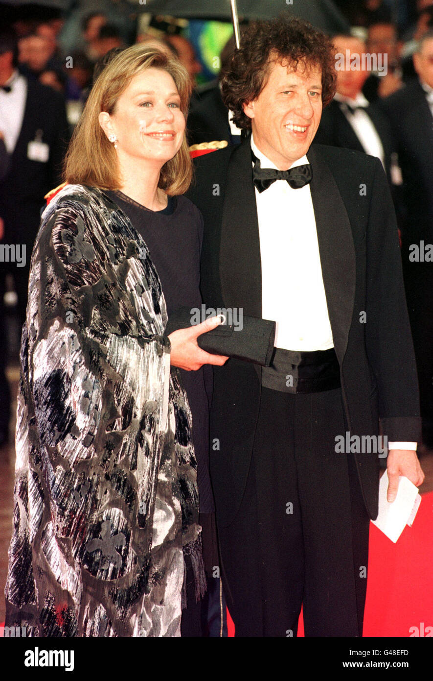 Schauspieler Geoffrey Rush mit seiner Frau Jane Menelaus beim 50. Filmfestival in Cannes. Stockfoto