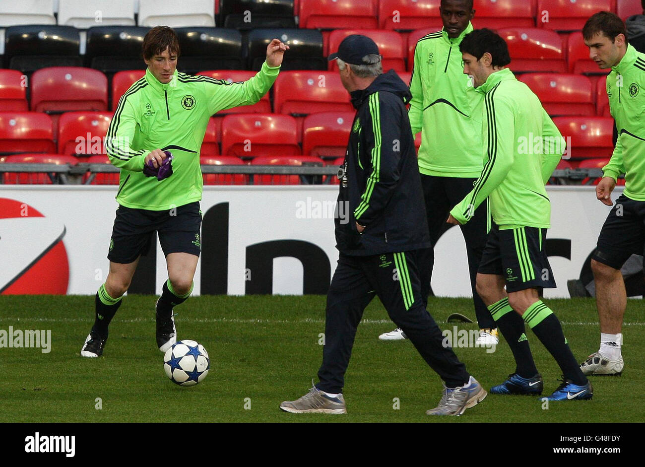 Fußball - UEFA Champions League - Viertel-Final - Rückspiel - Manchester United gegen Chelsea - Chelsea Trainings - alte Tr... Stockfoto