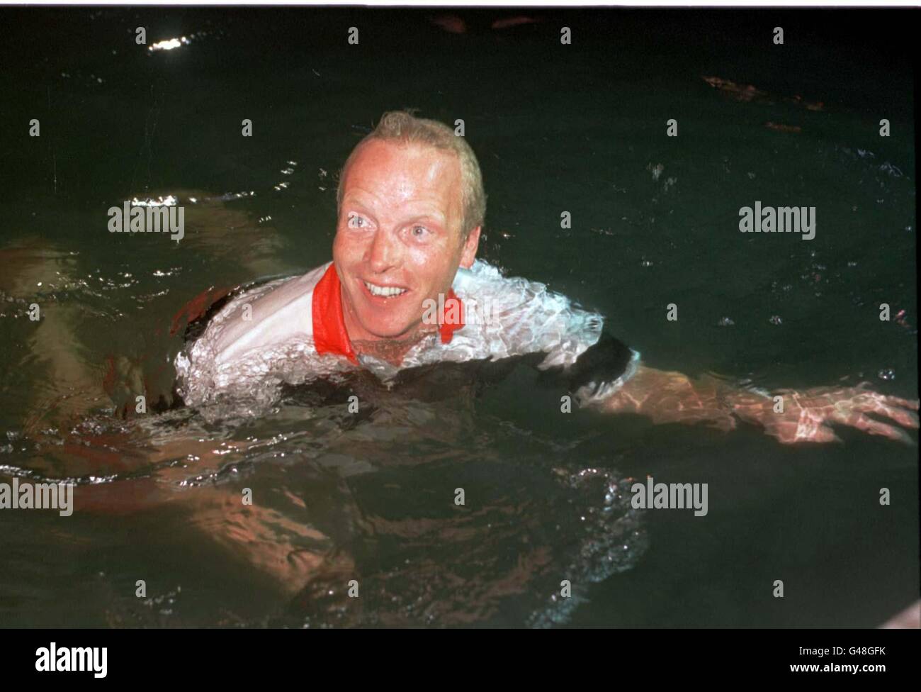 Mike Golding, Skipper der Gruppe 4, schwimmt an Land, nachdem ihn die Crew nach dem Überqueren der Ziellinie im Meer abgesetzt hatte, um das Rennen der BT Global Challenge um die Welt zu gewinnen, heute Morgen (Mittwoch). Die 30,000-Fuß-Yacht segelte in schwindenden Winden nach ihrer 6-Meilen-epischen Reise in Southampton ein. Foto Tim Ockenden/PA. Siehe PA Story SPORT Challenge Stockfoto