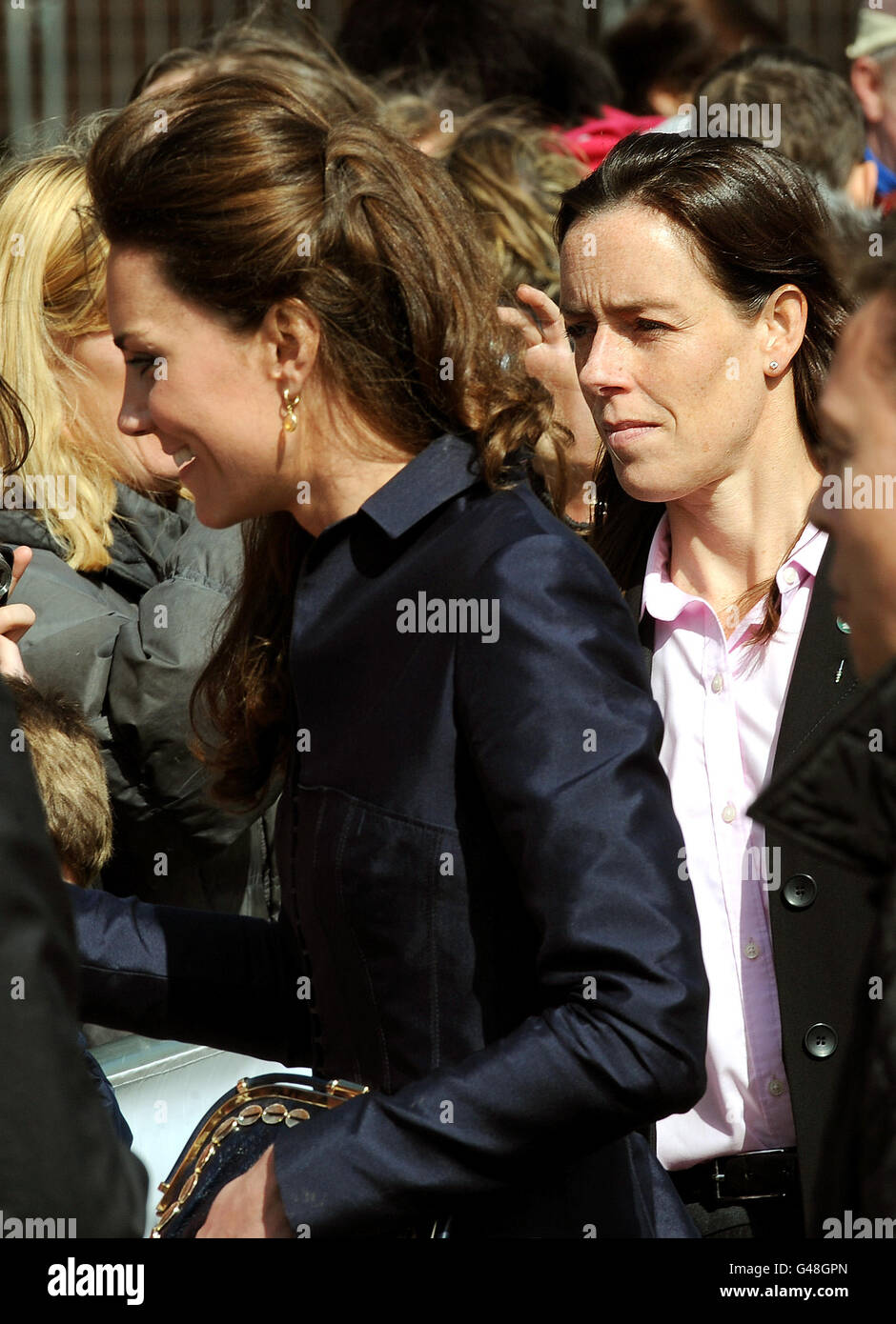 Sergeant Emma Probert (rechts), eine königliche Schutzbeauftragte der Metropolitan Police, die zum Schutz von Kate Middleton (links), Verlobte von Prinz William, im Dienst im Witton Country Park, Blackburn, Lancashire, ernannt wurde. Stockfoto