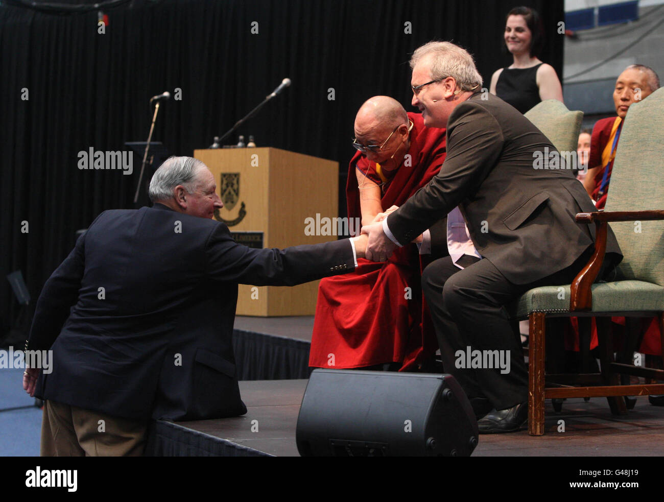 Richard Moore, der als Kind in Nordirland von einer Gummikugel geblendet wurde (rechts), wird mit Charles Innis wiedervereint, dem britischen Soldaten, der ihn als Tibets spirituellen Führer erschossen hat.der Dalai Lama hält heute Morgen eine Rede an die Universität von Limerick über "die Macht der Vergebung". Stockfoto