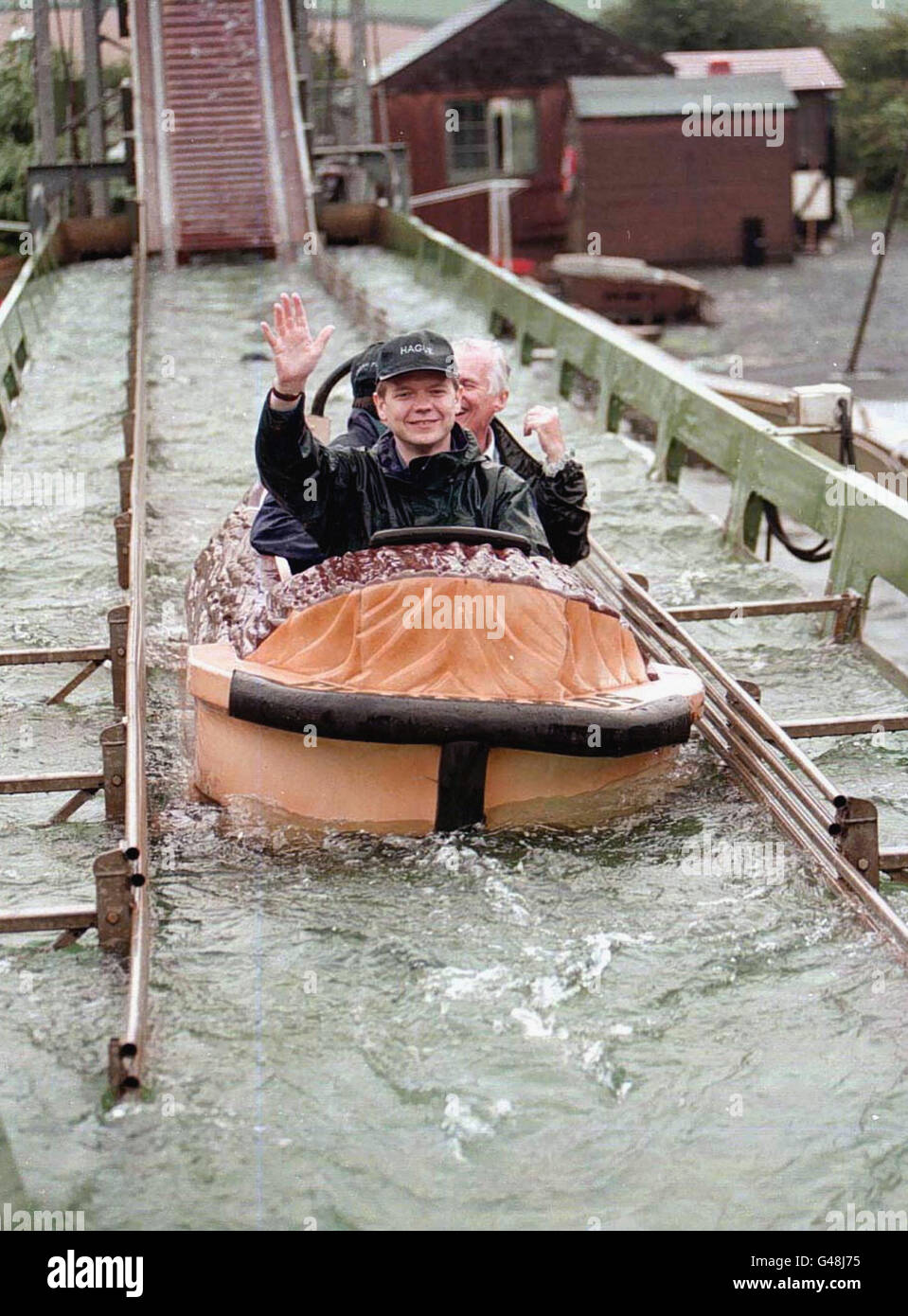 Der konservative Parteivorsitzende William Hague (Front) hat heute (Montag) buchstäblich den Sprung auf der Wasserrutsche im Freizeitpark Flambards in der Nähe von Helston auf der Lizard gewagt, begleitet von dem stellvertretenden Stabschef SebCoe (Mitte) und dem neu ernannten Parteisprecher von Cornwall, David Harris, Zu Beginn seiner Meet the People Tour durch Großbritannien. Siehe PA Story POLITICS Hague. Foto von David Brenchley. Stockfoto