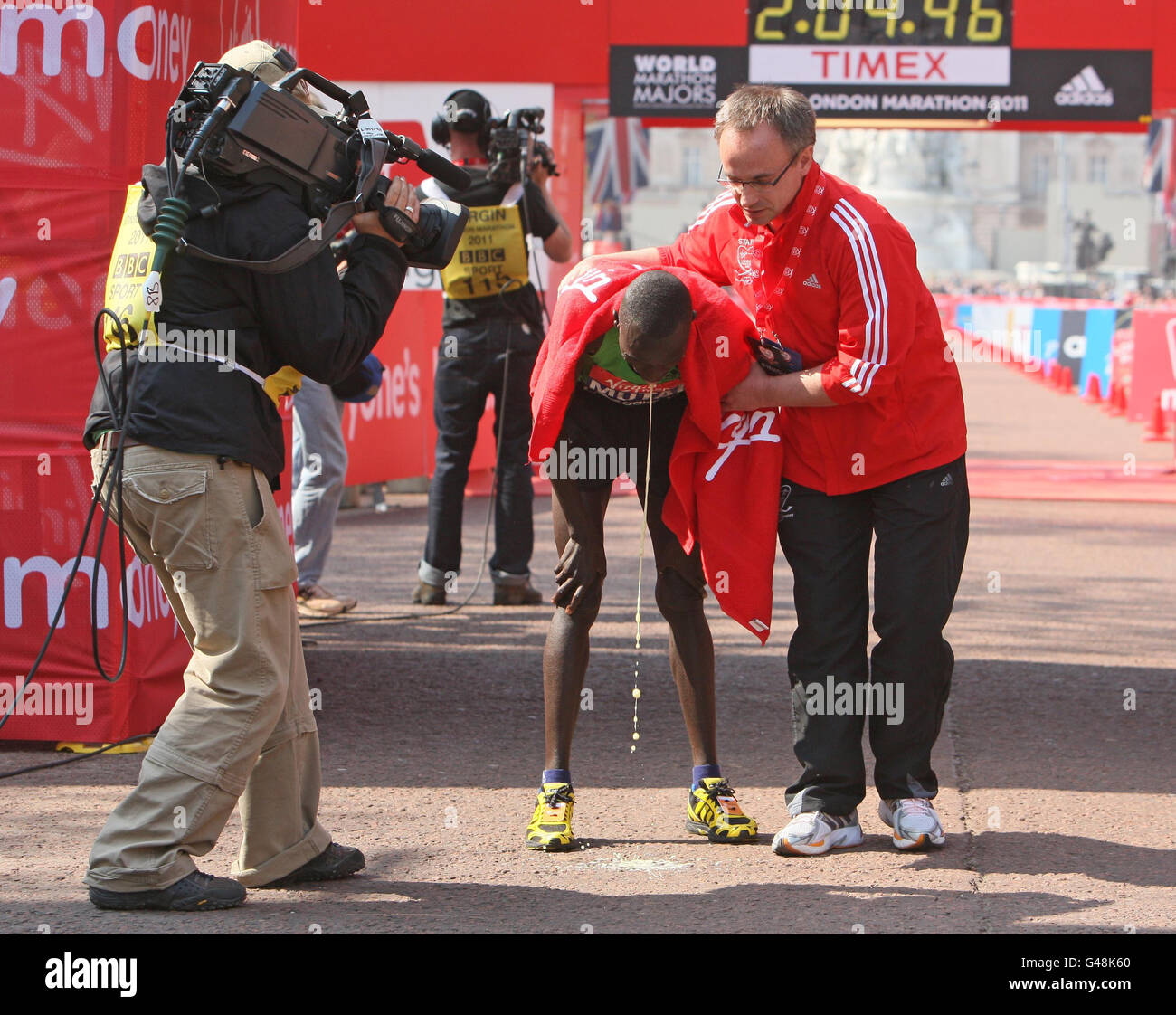 Der Kenianer Emmanuel Mutai erholt sich nach dem Sieg beim Men's Elite-Rennen beim Virgin London Marathon 2011 in London. Stockfoto