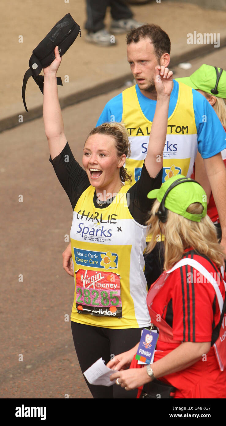 Schauspielerin Charlie Brooks nach dem Abschluss des Virgin London Marathon 2011. Stockfoto
