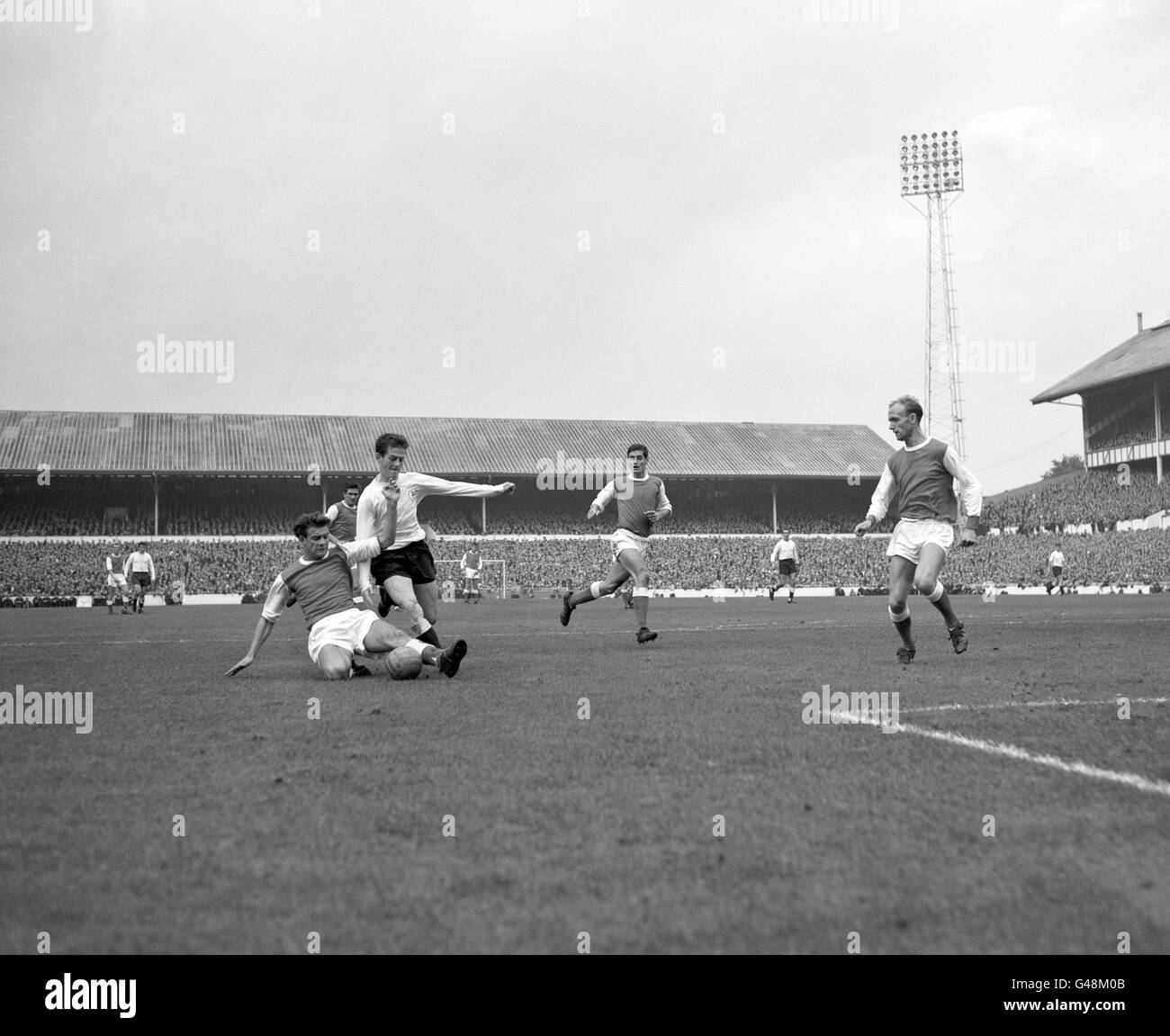 Gordon Ferry von Arsenal (l) bekämpft Jimmy Robertson von Tottenham Hotspur, beobachtet von Frank McLintock von Arsenal und Don Howe (r). Stockfoto