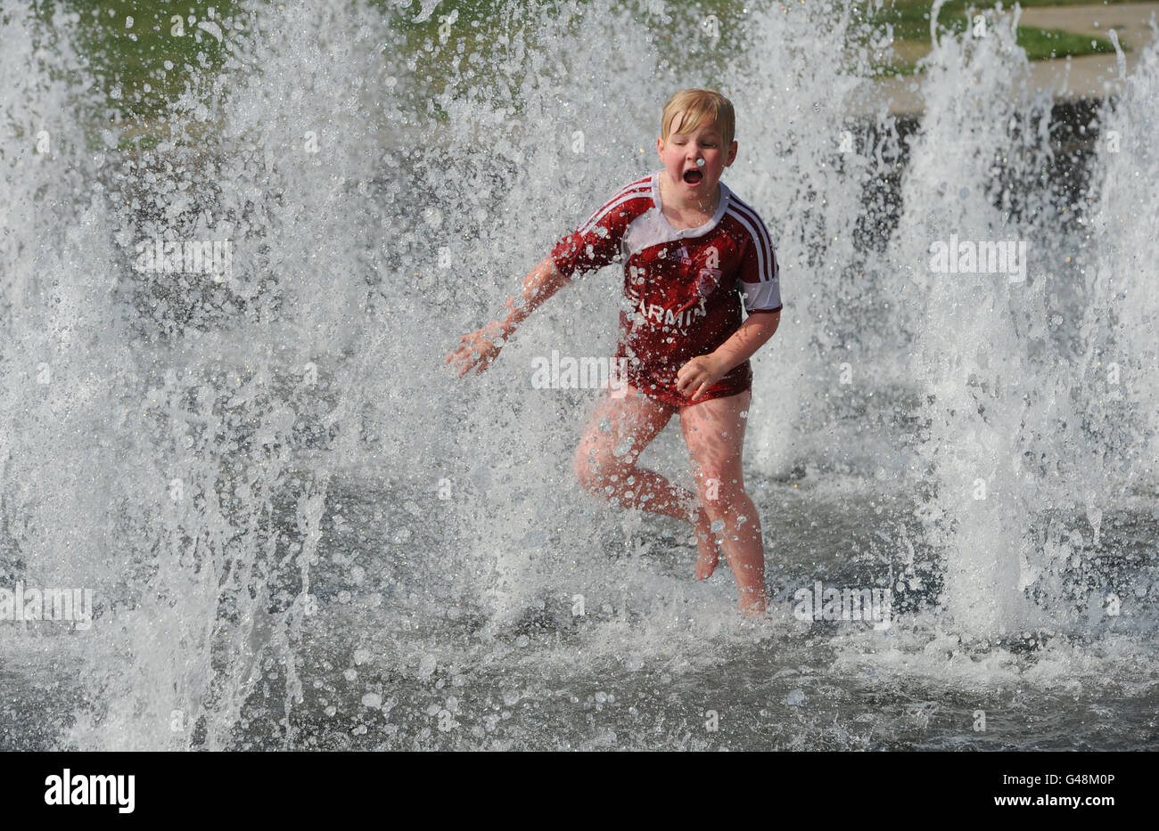 Lisa Lowes, 8, kühlt heute im Brunnen in Middlesbrough ab, da die Temperaturen auf 20 Grad Celsius eingestellt sind. Stockfoto