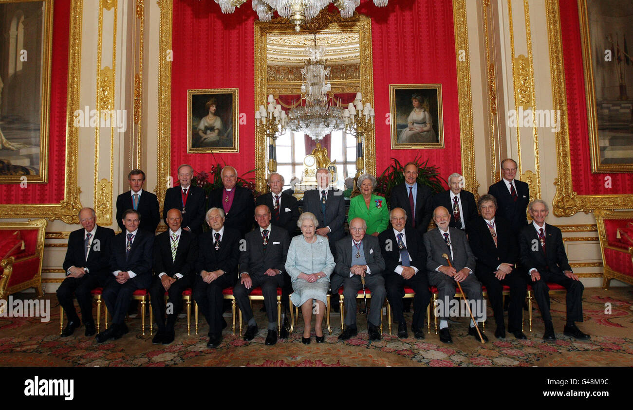 Königin Elizabeth II. Mit den Verdienstmitgliedern (links - rechts) in der hinteren Reihe: Herr Neil MacGregor, der RT Hon. Jean Chretien, Lord Eames, Sir Michael Howard, Sir David Attenborough, die Baroness Boothroyd, Sir Timothy Berners-Lee, Lord Rees of Ludlow, Lord Fellowes. Vorderseite: Lord Rothschild, Sir Roger Penrose, Lord Foster von Thames Bank, Reverend Owen Chadwick, Duke of Edinburgh, HM Queen, Sir Andrew Huxley, Sir Michael Atiyah, Sir Anthony Caro, Sir Tom Stoppard, Lord May of Oxford. Stockfoto