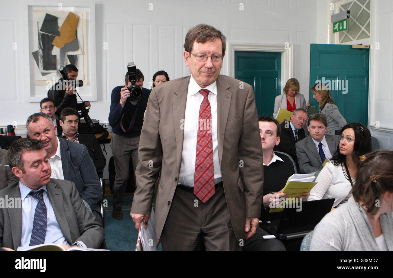 Der finnische Experte Peter Nyberg präsentiert seinen Bericht über die Ursachen der Bankenkrise am Finanzministerium in Dublin. Stockfoto