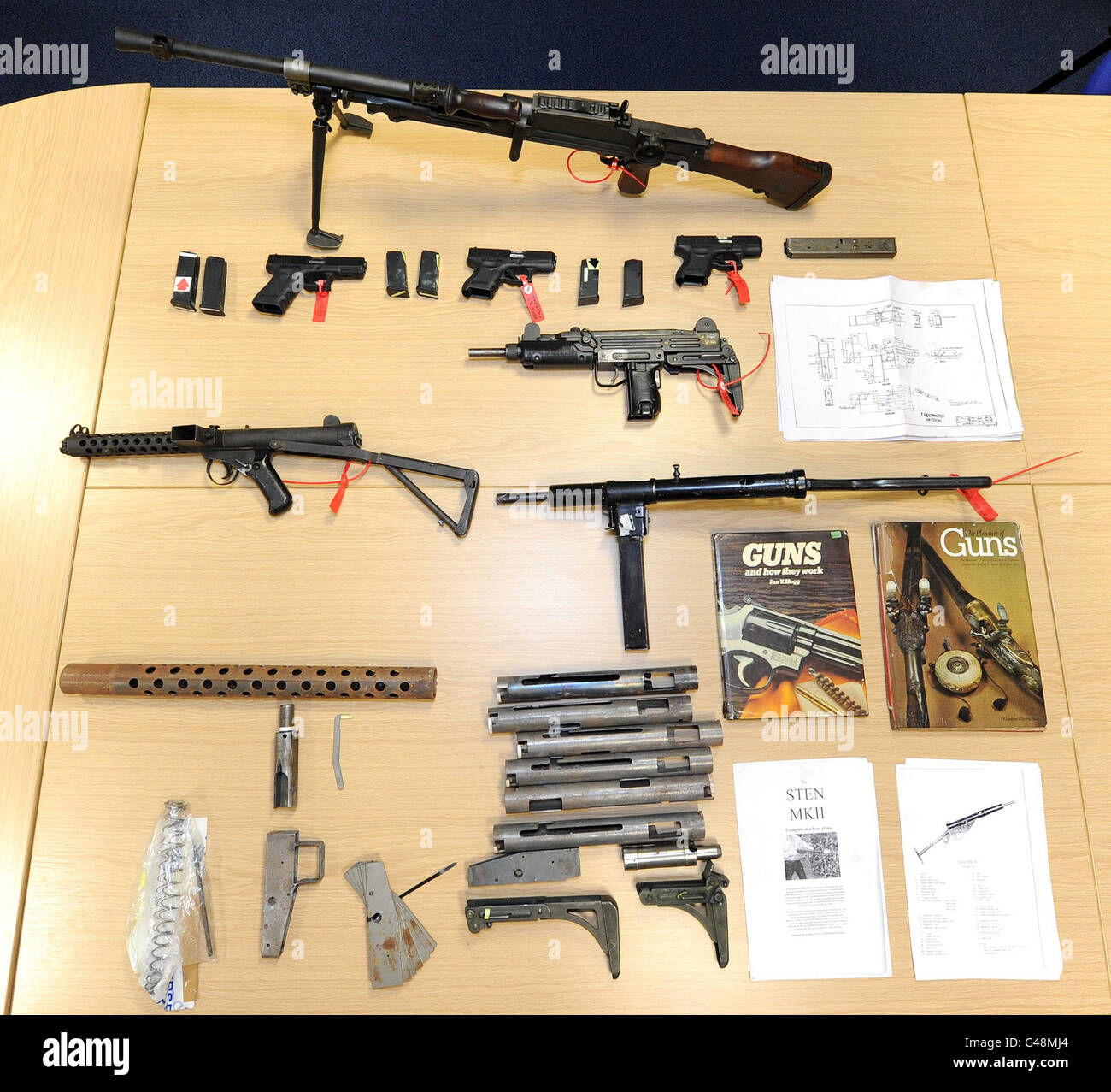 Waffen, die von der Polizei während einer Operation beschlagnahmt wurden, um eine illegale Waffenfabrik in Merseyside aufzudecken, die im Polizeihauptquartier von Merseyside ausgestellt ist. Eine Viererbande wurde heute für ihren Teil am Verkauf von stillgelegten Schusswaffen, die wieder in tödliche Waffen umgewandelt worden waren, verurteilt. Stockfoto Waffen, die von der Polizei während einer Operation beschlagnahmt wurden, um eine illegale Waffenfabrik in Merseyside aufzudecken, die im Polizeihauptquartier von Merseyside ausgestellt ist. Eine Viererbande wurde heute für ihren Teil am Verkauf von stillgelegten Schusswaffen, die wieder in tödliche Waffen umgewandelt worden waren, verurteilt. Stockfoto