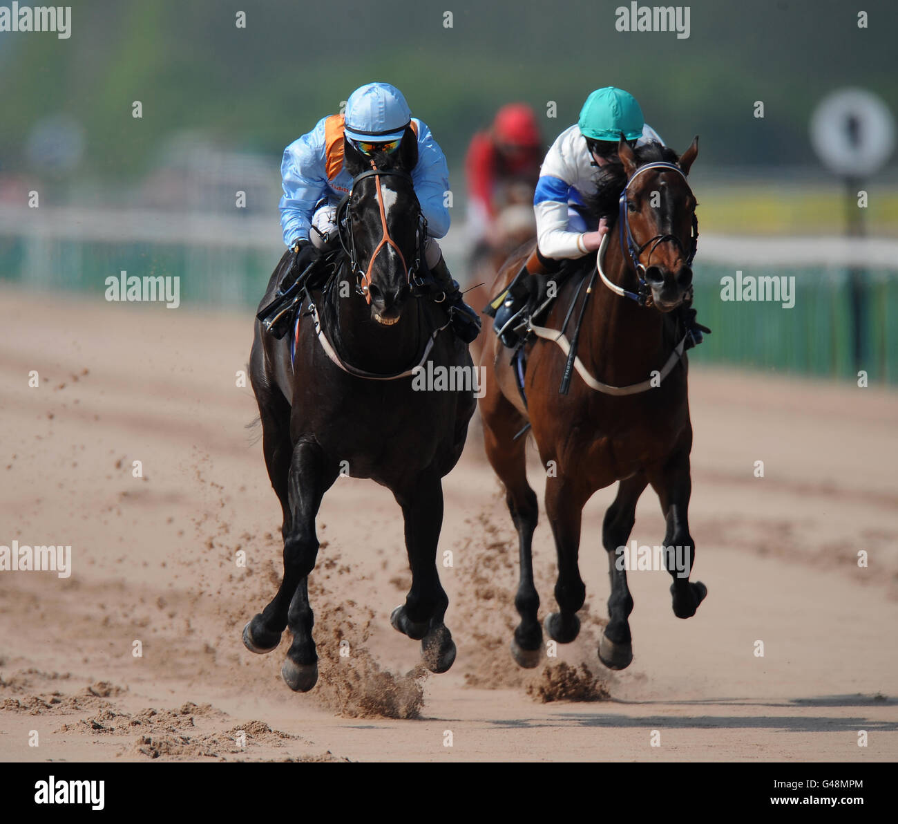 Pferderennen - Southwell Racecourse. Königlicher Würdenträger unter Adrian Nicholls (links) Gewinner der 32Red, die von James Doyle auf den Einsatz von Alpha Tauri geritten wurden (rechts) Stockfoto