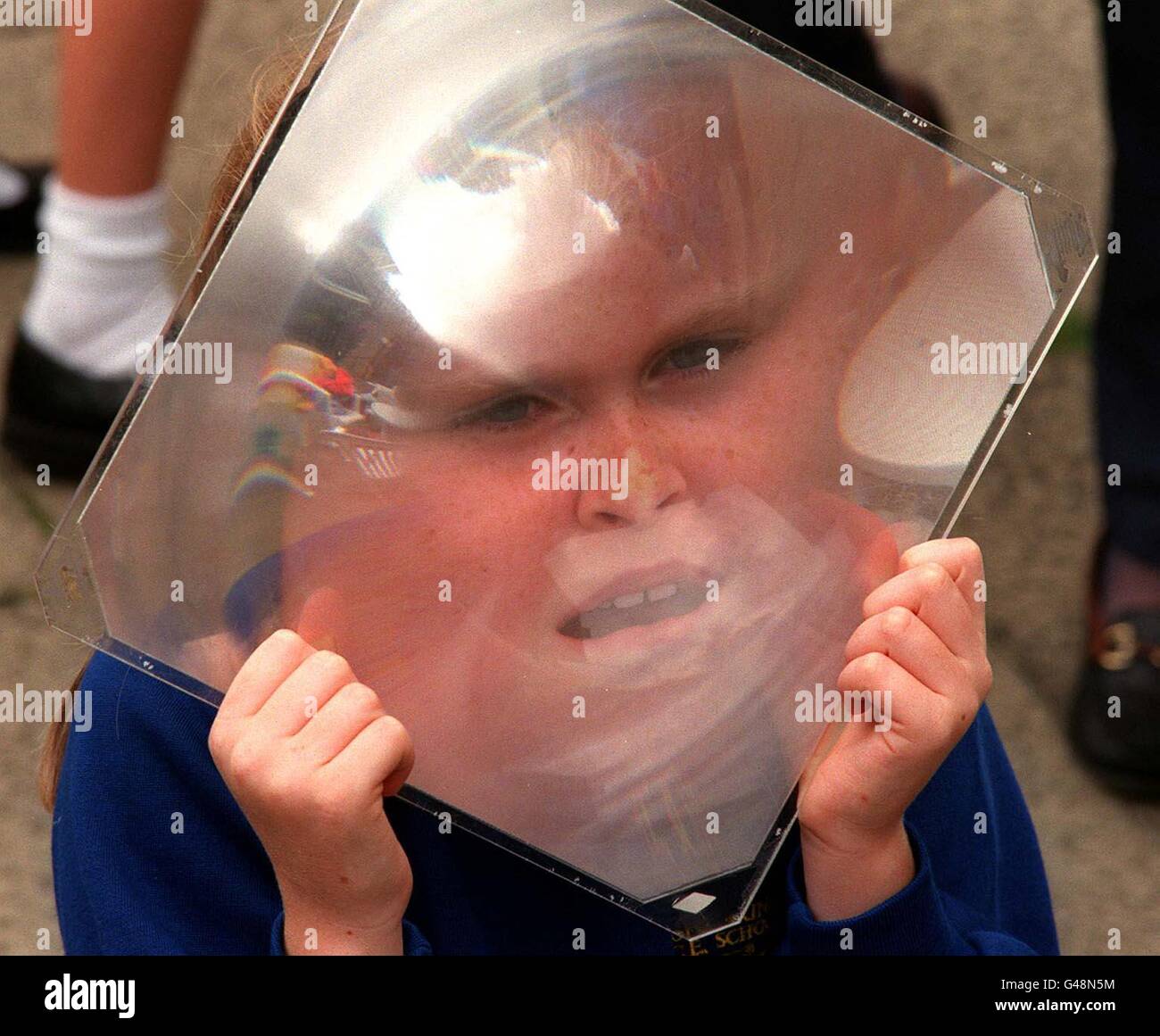 Junge Besucher sehen sich heute (Montag) auf dem British Association Annual Festival of Science in Leeds die optischen Displays an, die Wissenschaft zum Vergnügen machen. Siehe PA Story SCIENCE Festival Foto von John Giles/PA. Stockfoto