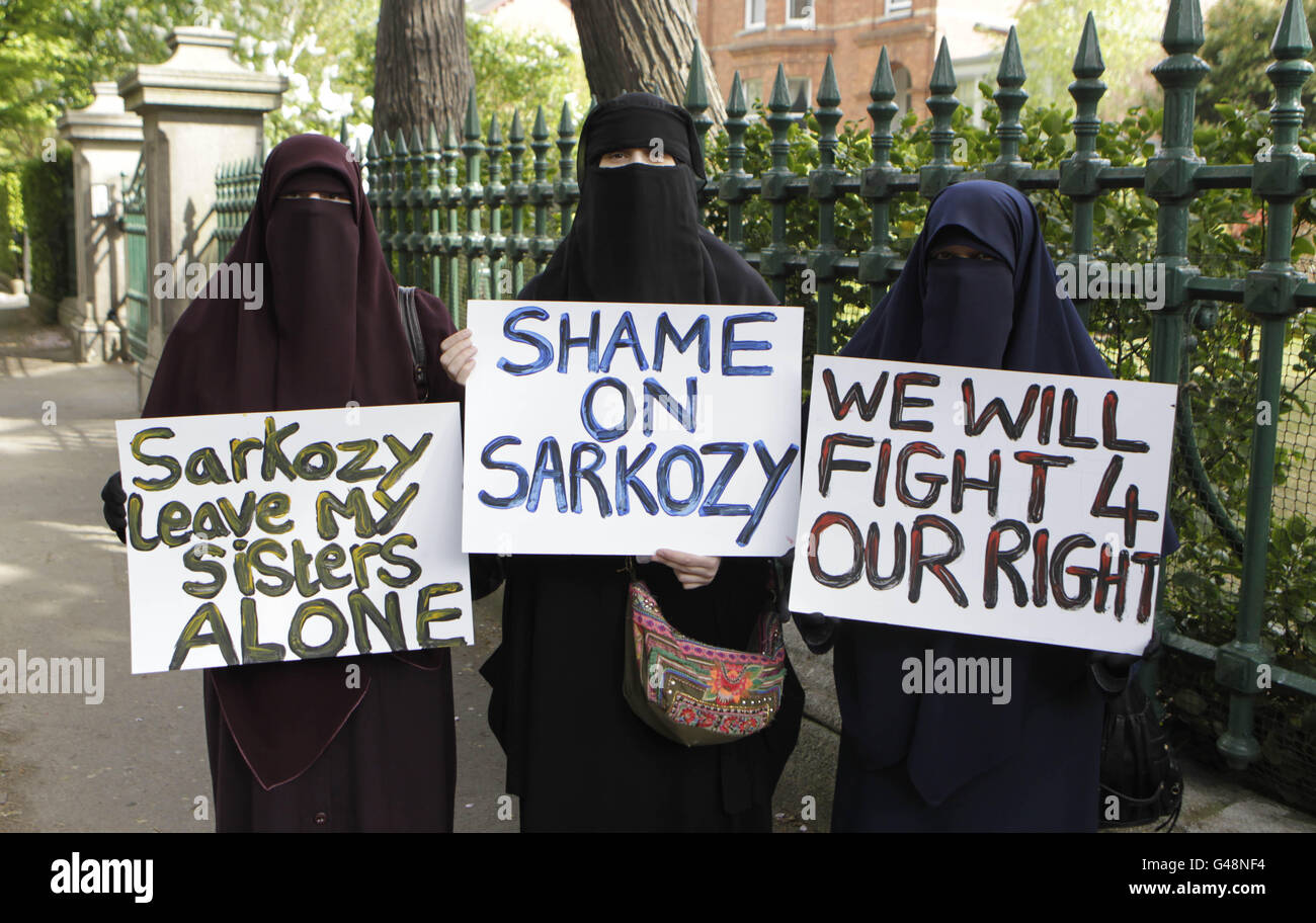 Mitglieder der irischen arabischen und semitischen Solidaritätsbewegung protestieren vor der französischen Botschaft in Dublin. Stockfoto